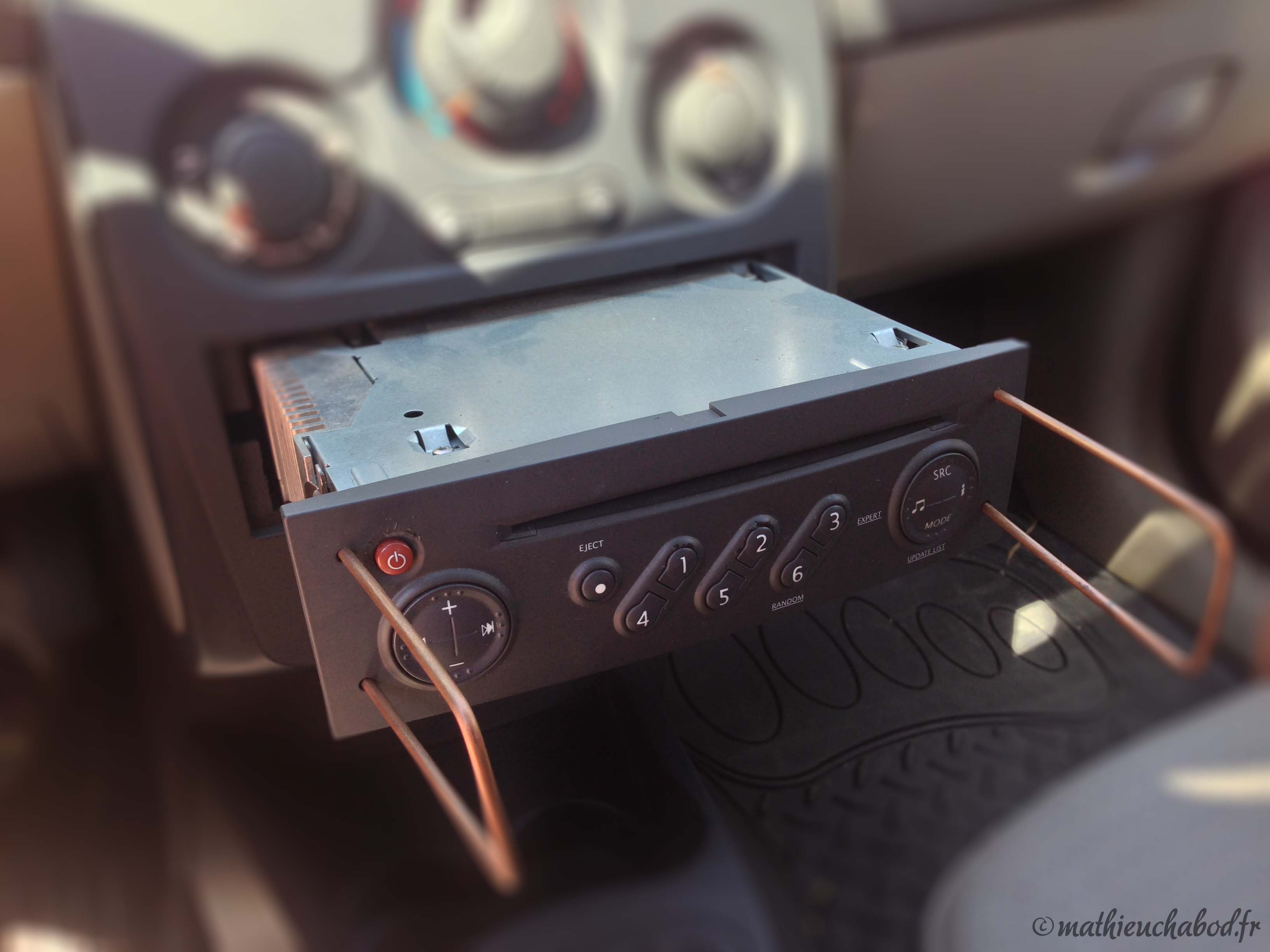 Vidéo : comment débloquer un autoradio cassette Renault Clio 2? 
